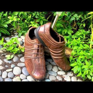 𝅺NINE West distressed leather slip on athletic shoe